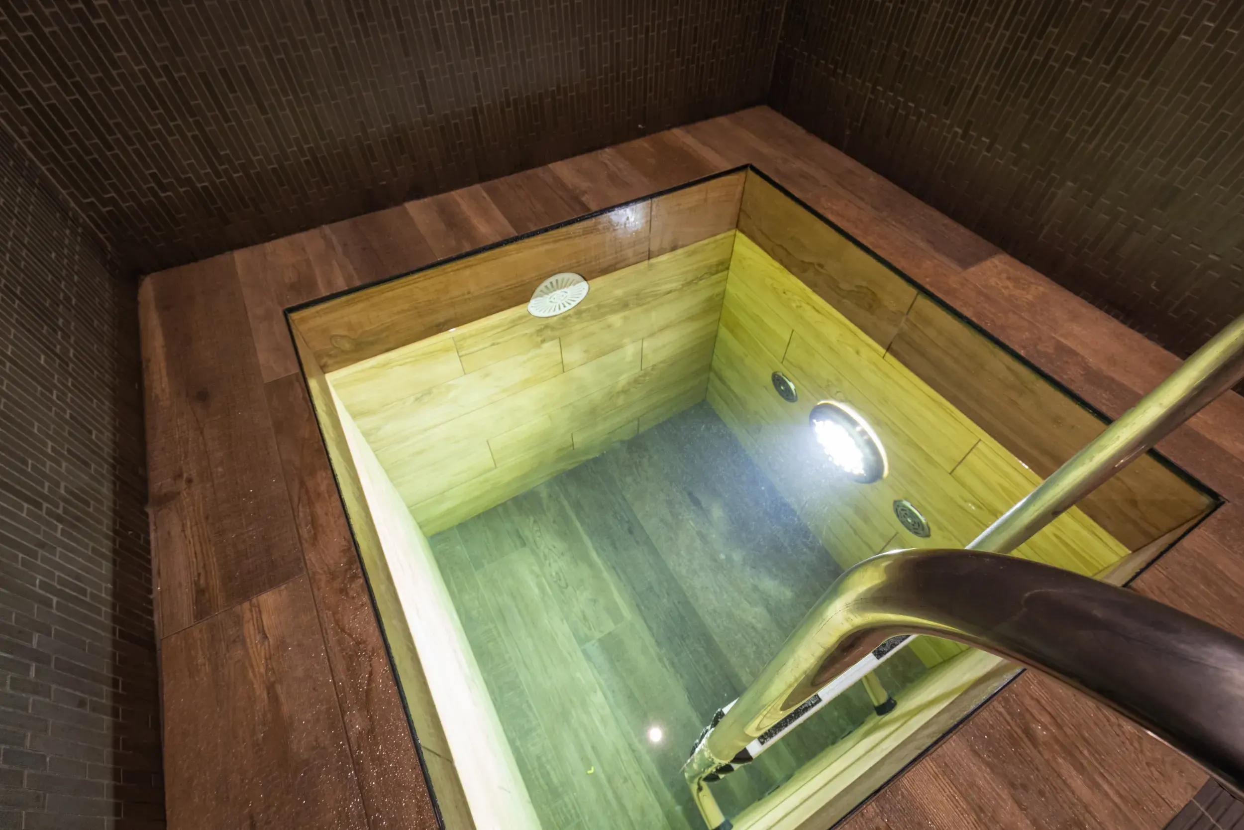 Plunge pool