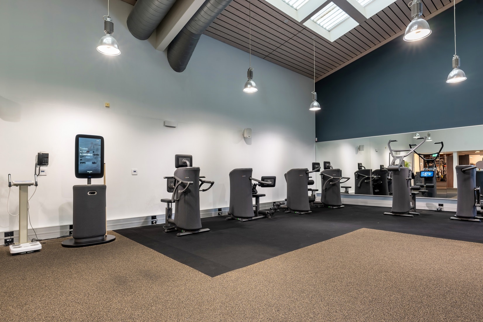 Two women stretching in the gym in Country Club Geneva