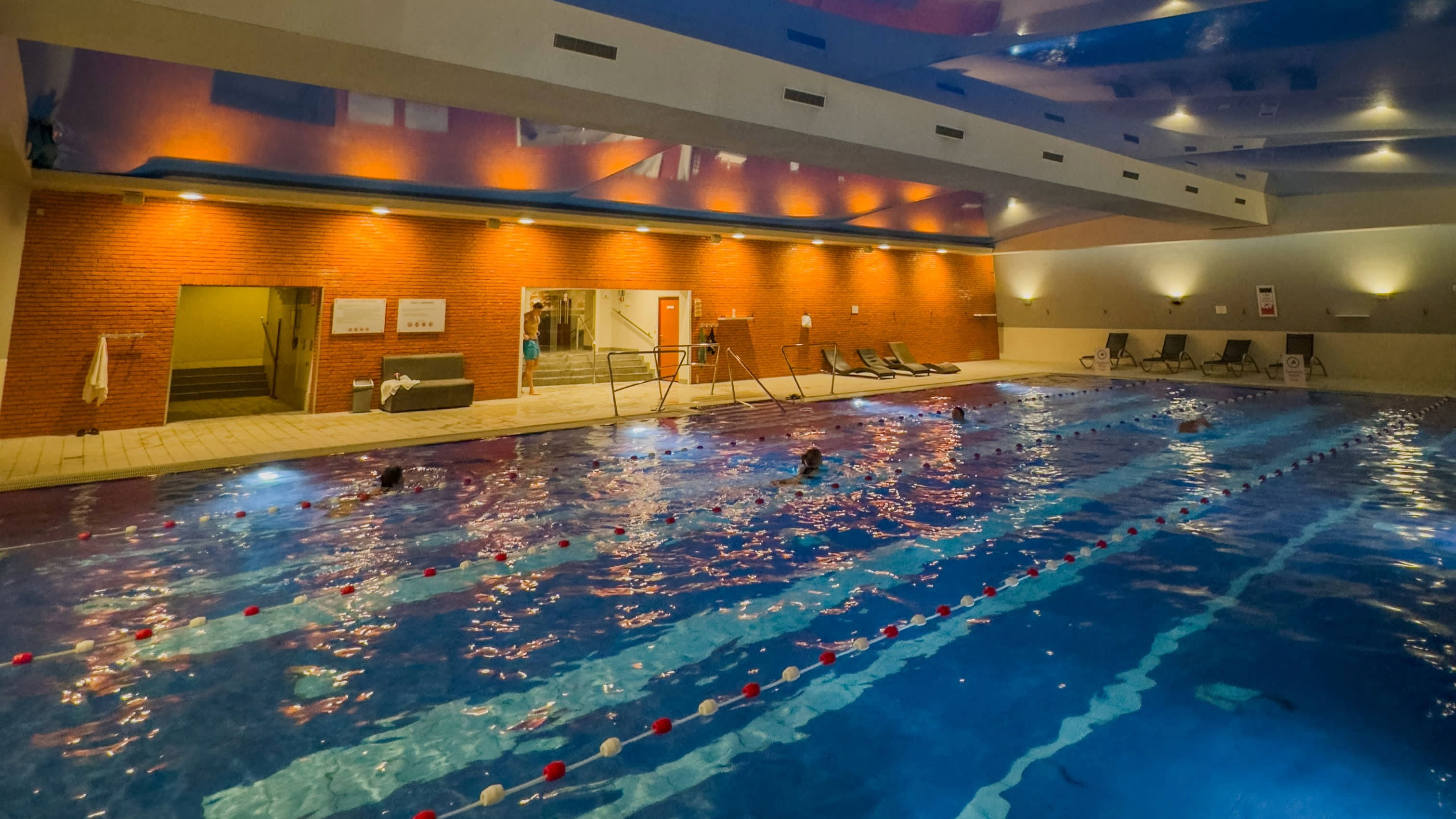 A man in the swimming pool at David Lloyd Rotterdam Centrum
